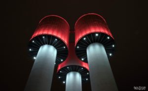 Taskalinmäen vesitornit punaisessa valaistuksessa öiseen aikaan.
