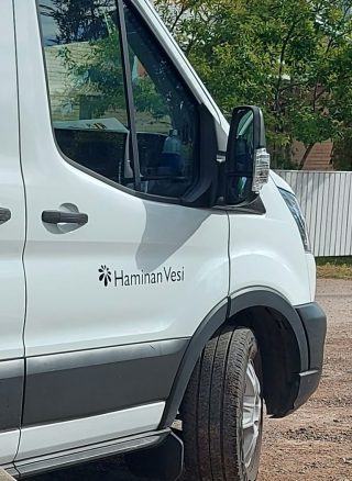 Haminan Veden työauton ovessa Haminan Veden logo.