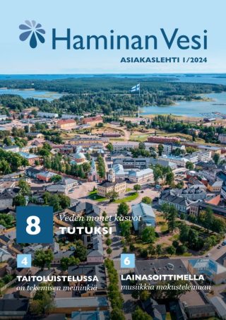 Kuvassa etualalla Raatihuoneen tori, taustalla suurlippu liehuu meren äärellä. Kuvassa teksti: Haminan Vesi asiakaslehti 1 / 2024. Veden monet kasvot tutuksi, taitoluistelussa on tekemisen meininkiä ja lainasoittimella musiikkia makustelemaan. 