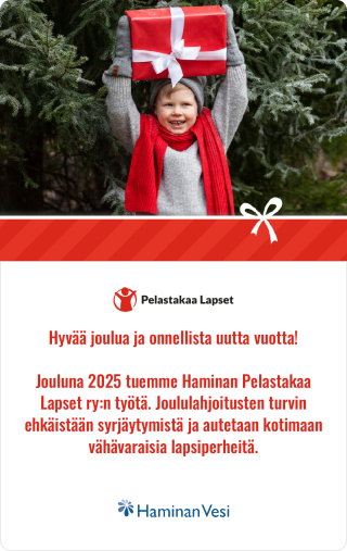 Pelastakaa Lapset ry:n joulukortti, jossa lapsi pitelee joululahjaa käsissään päänsä yläpuolella. Kuvassa teksti: Hyvää joulua ja onnellista uutta vuotta! Jouluna 2025 tuemme Haminan Pelastakaa Lapset ry:n työtä. Joululahjoitusten turvin ehkäistään syrjäytymistä ja autetaan kotimaan vähävaraisia lapsiperheitä. Haminan Vesi.