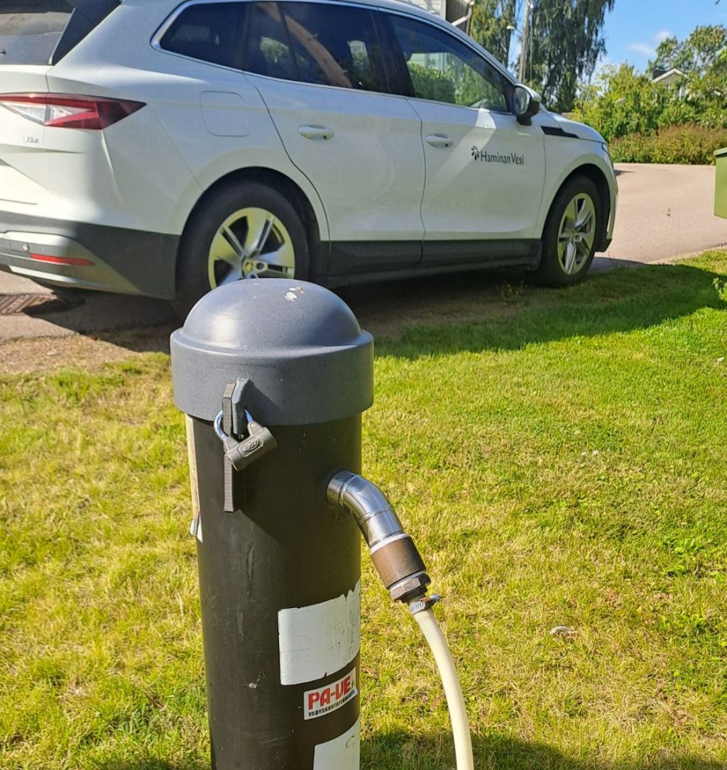 Haminan Veden henkilöauto yleisen vesipostin luona.